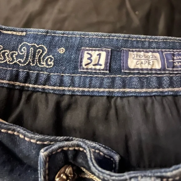 Miss Me Distressed Cropped Jeans - Picture 3 of 9